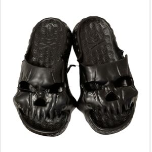 HelloSlippers NWT Black Skull Slides Unisex SZ36-37 (M/Youth4-5 W6-7.5)